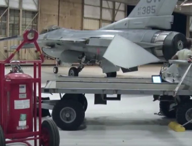 Εργασίες συντήρησης σε F-16CM Fighting Falcon (βίντεο)